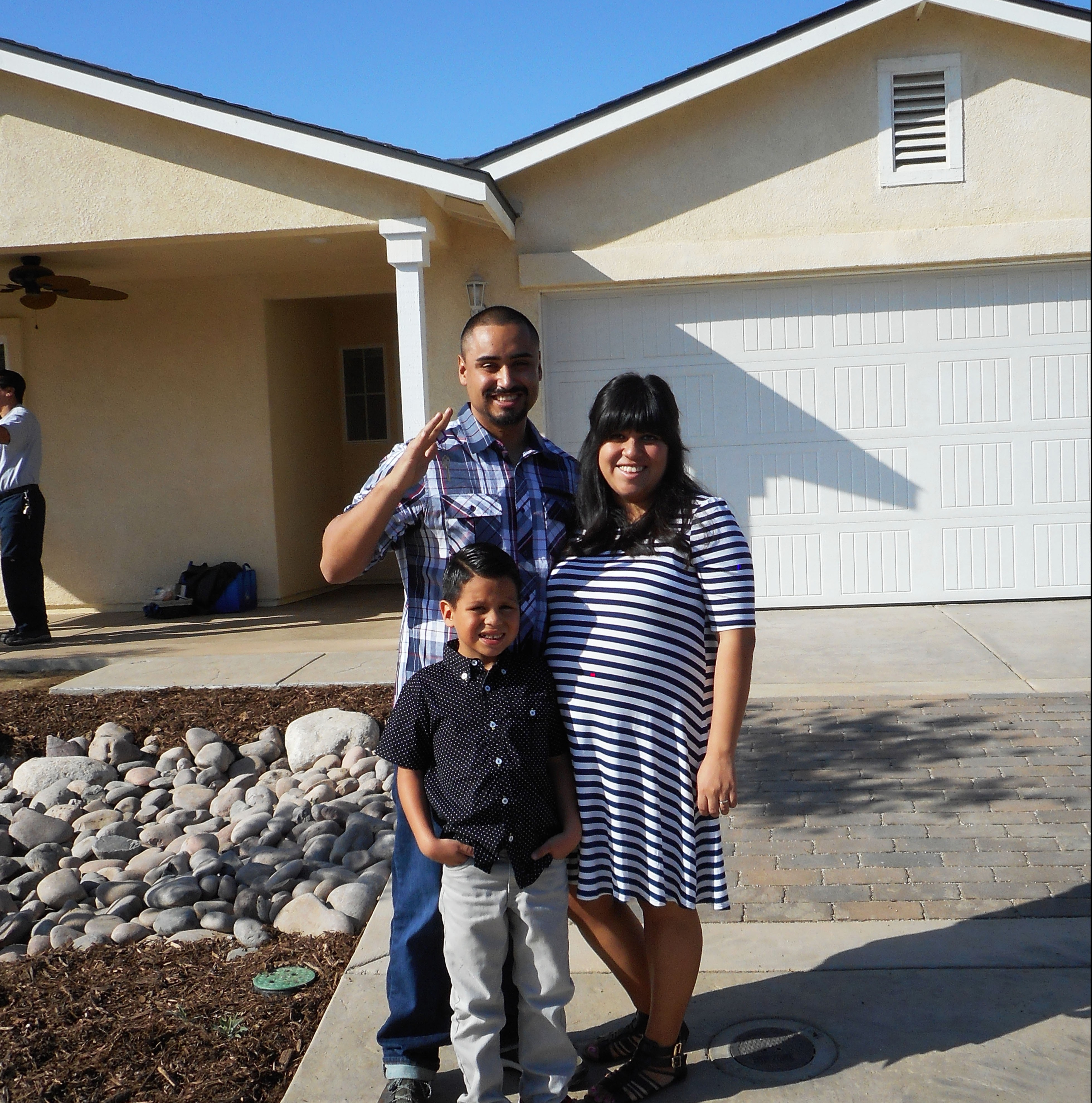 portelles-family-in-front-of-home